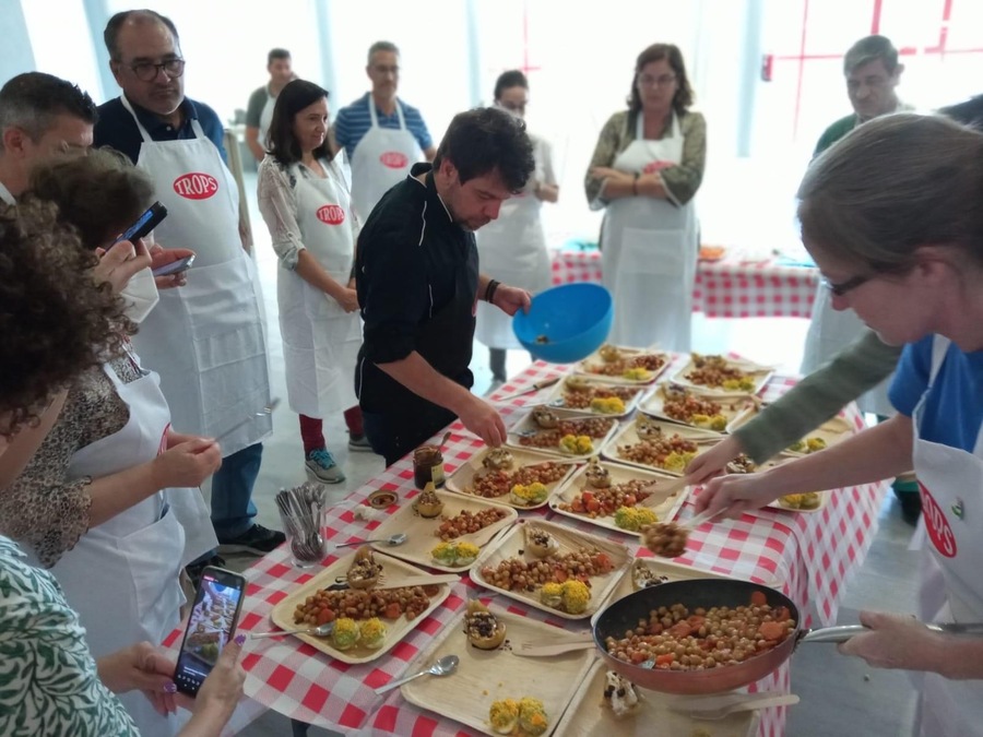 Pensamos que la gastronomía es salud, cultura, diversión. Por lo que es una obligación compartir nuestros conocimientos no solo con profesionales sino con todos los aficionados, “cocinillas” y no tanto.